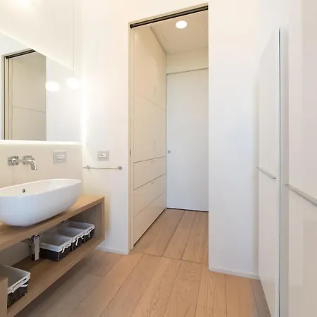 Stylish Elegant In Torre Solaria With Exclusive Milan's View Milano